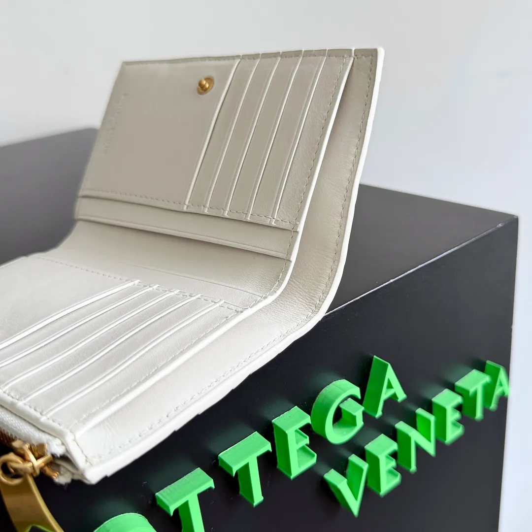 Batch 960 of BOTTEGA VENETA’s new woven small wallets are now shipping! ! ! 🥰🥰Made of carefully selected first-layer sheepskin fabric, this small luxury wallet has an elegant appearance and is also full of practicality. It can store change, driver's license and various cards at the same time. It is so small that it can be put in your pocket and carried with you. It is really convenient [Applause][Applause] Style No.: 667468 Size: 14.5*9.3*2cm